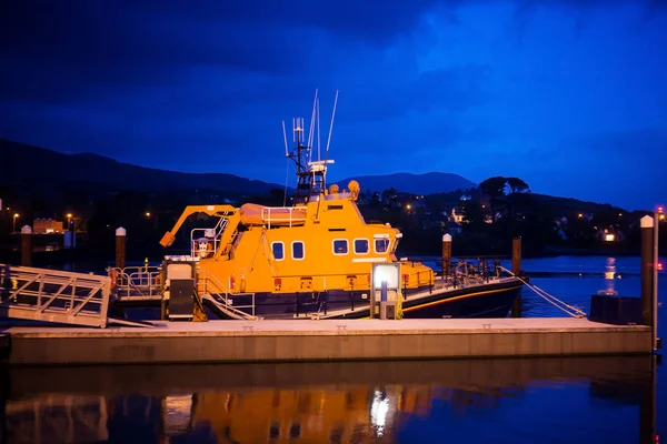 Een Oranje Boot Met Witte Antennes Het Marina Nachts Zuidkust — Stockfoto