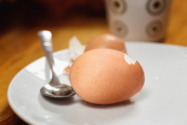 Два Вареных Яйца Белой Тарелке Один Начал Чистить Закрыть — стоковое фото