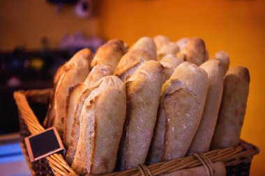 Baget bir bakkal bir sepet içinde. Yakın çekim.