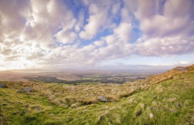 Panoramik sisli gün batımı county Kerry. İrlanda.