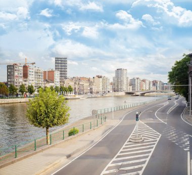 Liege, Belçika, Europe Meuse Nehri üzerinde bir şehir içinde bir kavşak görünümünü