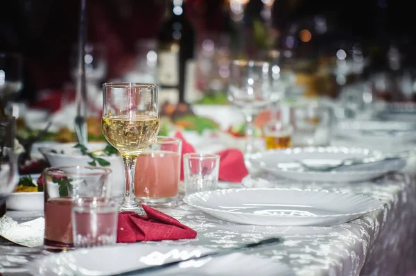 Beyaz Şarap Kadehi Şenlikli Masaya Güzel Bokeh Yakın Çekim — Stok fotoğraf