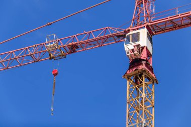 Mavi gökyüzü arka plan üzerinde sarı kırmızı vinç