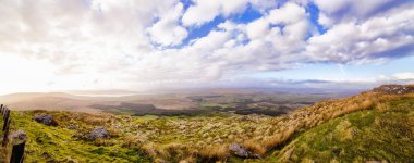 Akşam Mount Gabriel eteklerinde güzel panoramik manzaraya. West Cork, İrlanda.