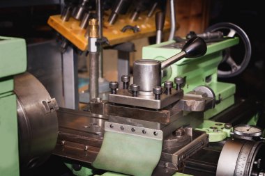 İş yerinde bir metal Torna aracı yazının görünümü Kapat