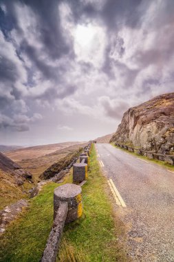 Healy Pass Clear bahar gününde Road'da. County Cork, İrlanda.