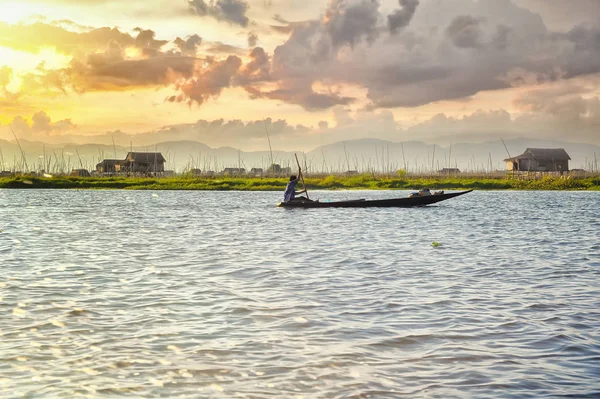 Uomo Una Barca Corpo Idrico Del Myanmar Tramonto Paesaggio — Foto Stock