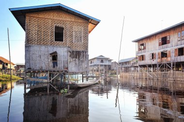 Su ilçesinde ayakta kazık bambu evler. Myanmar.
