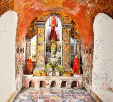 Budist Tapınağı sunak. Myanmar.
