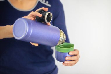 Mavi termos içinde bir womans eller