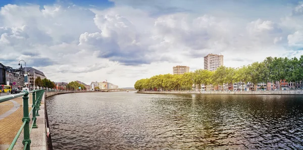 Liege, Meuse Nehri üzerinde bir şehir panoramik manzaralı — Stok fotoğraf