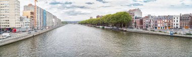 Panoramik Meuse nehirleri quays ve gemiler için onların. Liege, Belçika.