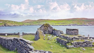 Bir eski mezarlığı ve Dursey Isl yıkık bina ile manzara