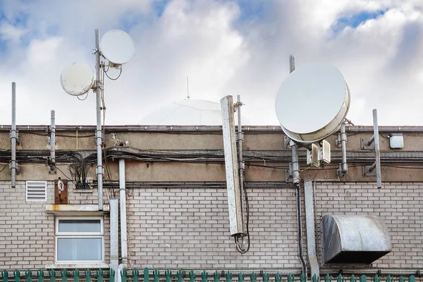 Veel verschillende antennes op een huis — Stockfoto