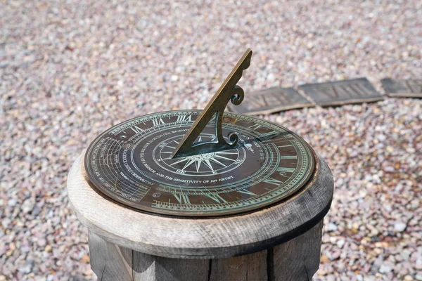 Sundial på en træ piedestal - Stock-foto