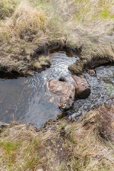 Stenar i rinnande vatten i en fjällbäck floden — Stockfoto