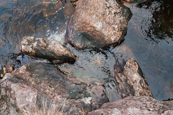 Pedras em água corrente em um riacho de rio de montanha — Fotografia de Stock