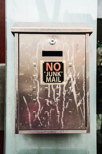 Caixa de correio suja com as palavras NO JUNK MAIL — Fotografia de Stock