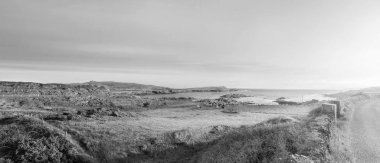 Siyah beyaz panoramik manzara Beara Yarımadası'nda