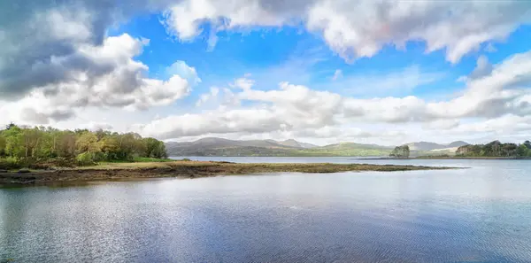 Bela paisagem panorâmica com céu nublado — Fotografia de Stock