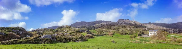 Paisagem panorâmica com uma antiga mina de cobre em Allihies in s — Fotografia de Stock