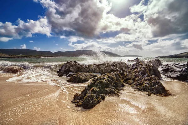 Golven spatten op een strand in County Cork — Stockfoto