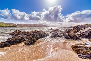 County Cork'deki/daki kayalık Sahil güzel manzara