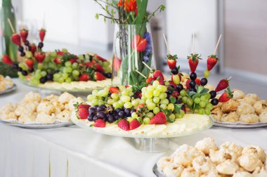 Bir büfe masada aplte meyve ve beriies