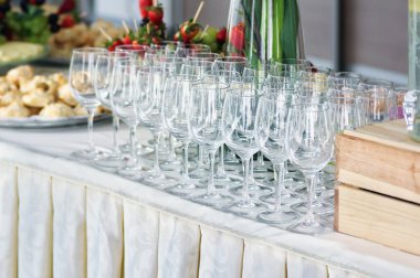 Açık büfe masada boş şarap kadehleri, yemek, lezzetli