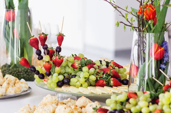 Bir büfe masada aplte meyve ve beriies