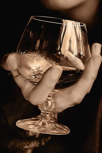 Main de femme avec verre de boisson alcoolisée — Photo