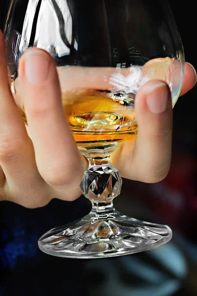 Kvinnans hand med glas alkohol dryck — Stockfoto