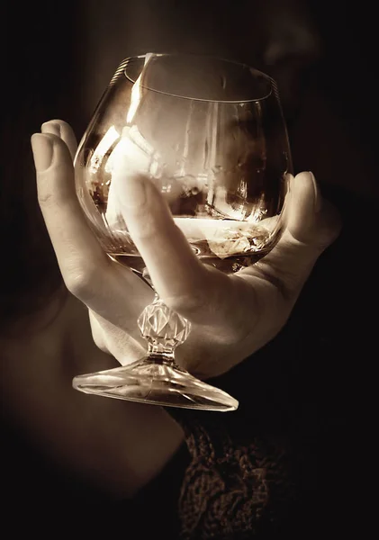 Woman's hand with glass of alcohol drink — ストック写真