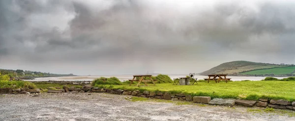 Cloghane'de okyanusa yakın dinlenme alanının panoramik görünümü — Stok fotoğraf