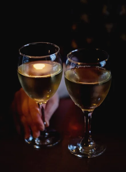 Due bicchieri da vino con vino bianco — Foto Stock