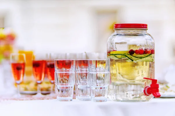 Bicchieri con bevande colorate su un tavolo bianco — Foto Stock