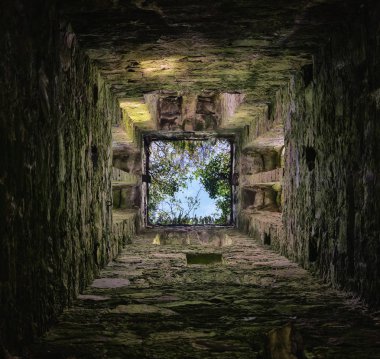 Eski tapınak kulesinin içinde