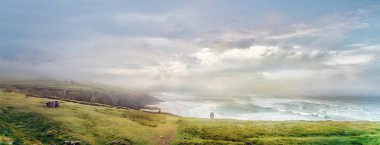 Cou okyanus kıyısında ıslak ve puslu sabah Panoramik görünümü