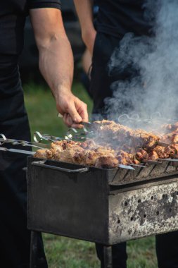 Shashlik ile tükürmek adam eli.