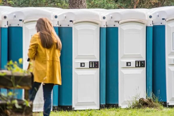 Mädchen geht in tragbare Toilette — Stockfoto