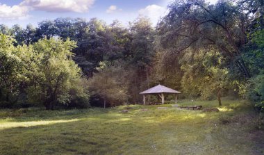 Ahşap bir bina ile dinlenme yeri