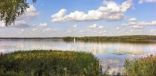 Панорамный вид на белую яхту в Каунасском водохранилище — стоковое фото