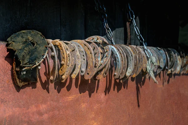 Muchas herraduras viejas y oxidadas — Foto de Stock