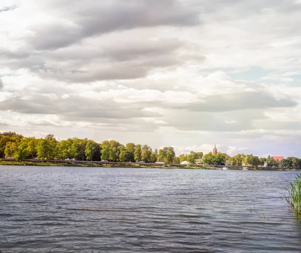 Panoráma a rakparton Birstonas a felhős őszi napon — Stock Fotó