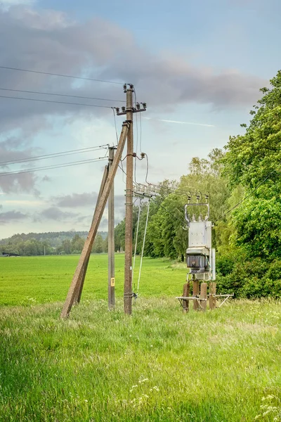 Transformador de energía eléctrica y postes — Foto de Stock