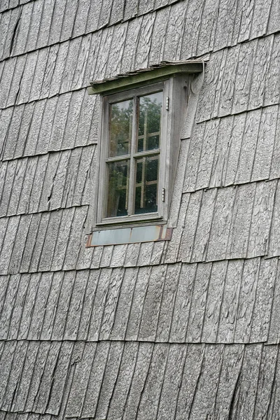 Fenêtre en bois sur un ancien moulin à vent en copeaux de bois à Lazdininkai — Photo