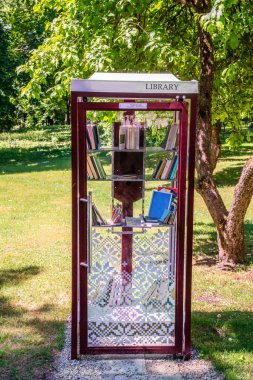 Parkta kabin kütüphanesi