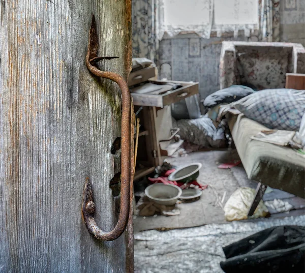 Öffnete alte Holztür mit verrostetem Griff in alten verlassenen und u — Stockfoto