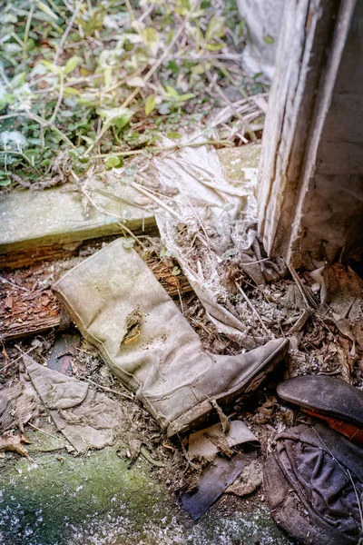 Alter Soldatenschuh in verlassenem und unbewohntem Haus — Stockfoto