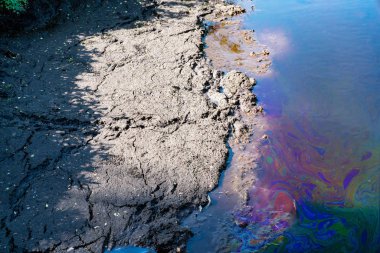 Sudaki yakıt lekesi